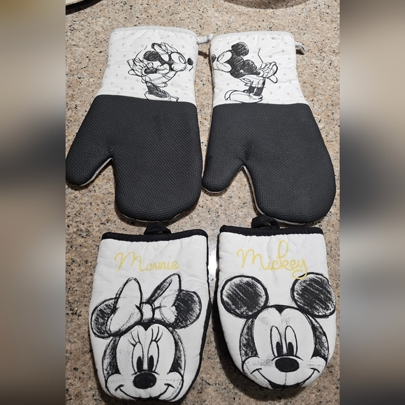 Other - Mickey and Minnie Mouse Oven Mitts and Pot Holders